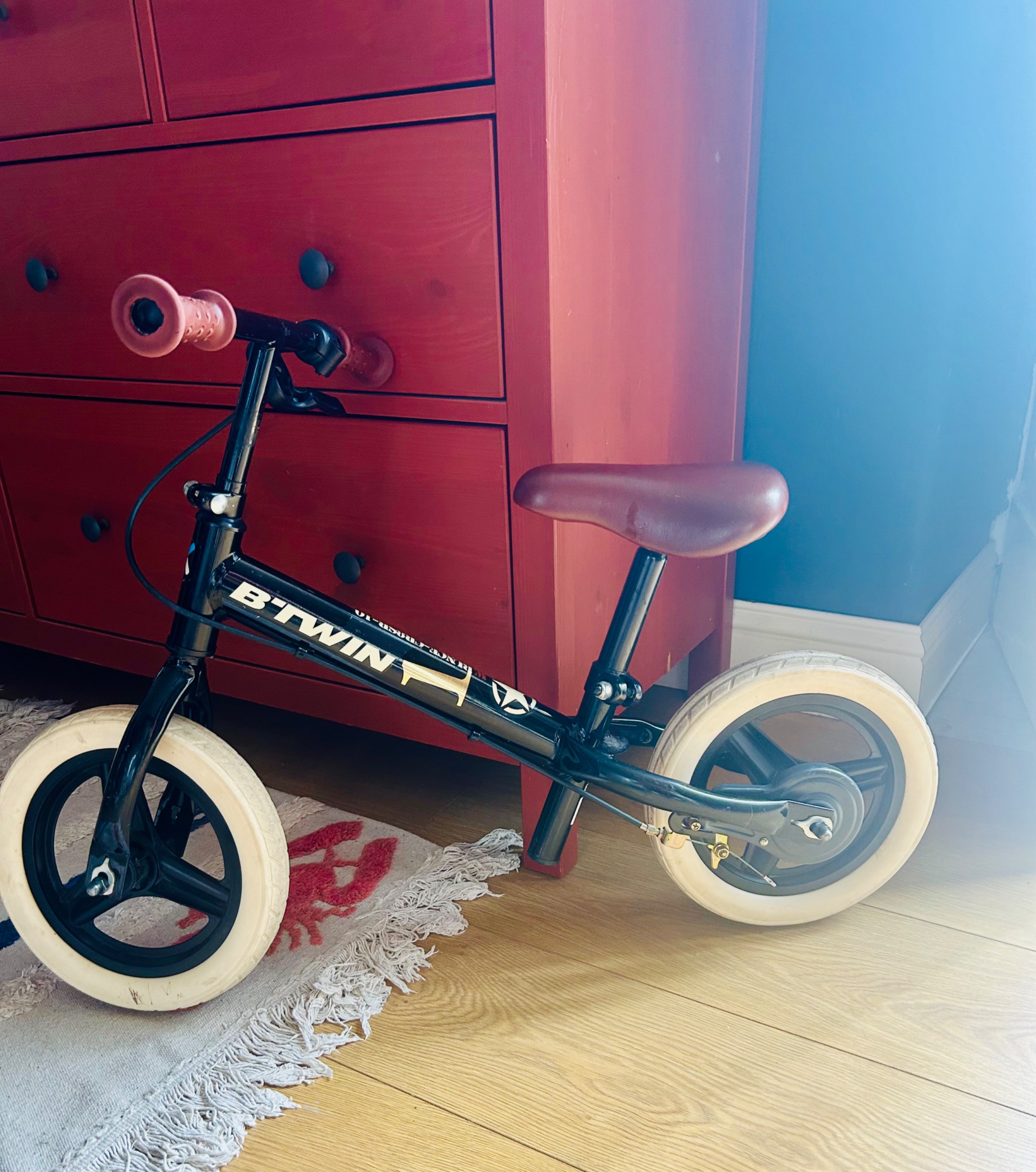 Black B’TWIN balance bike 