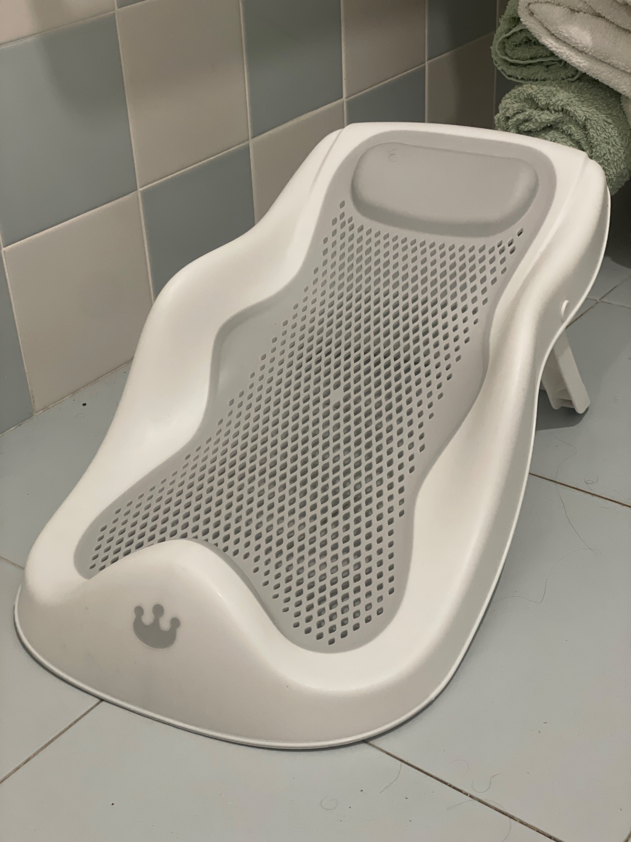 Bath seat for newborns