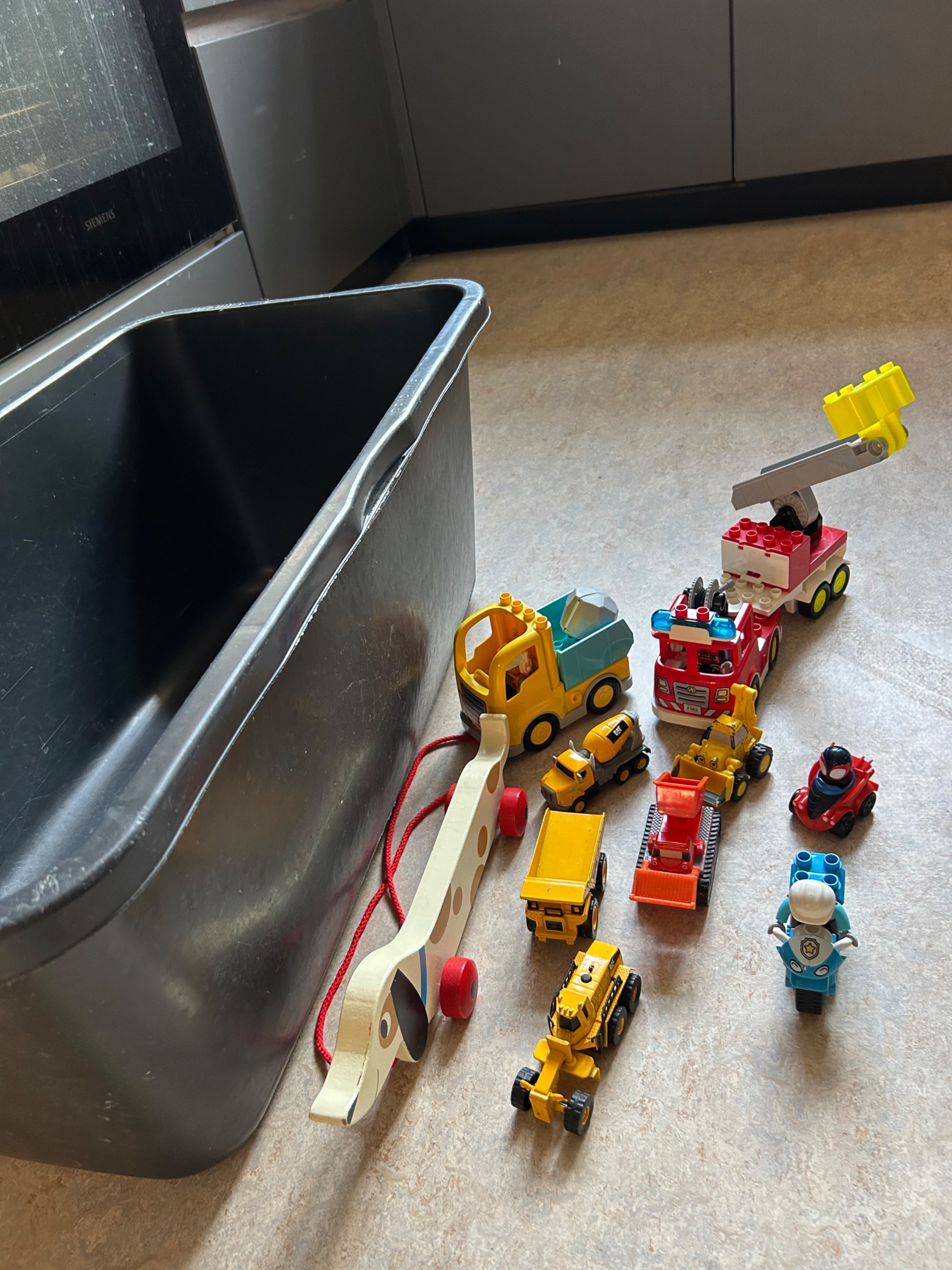 Toys & tub for 1yr old