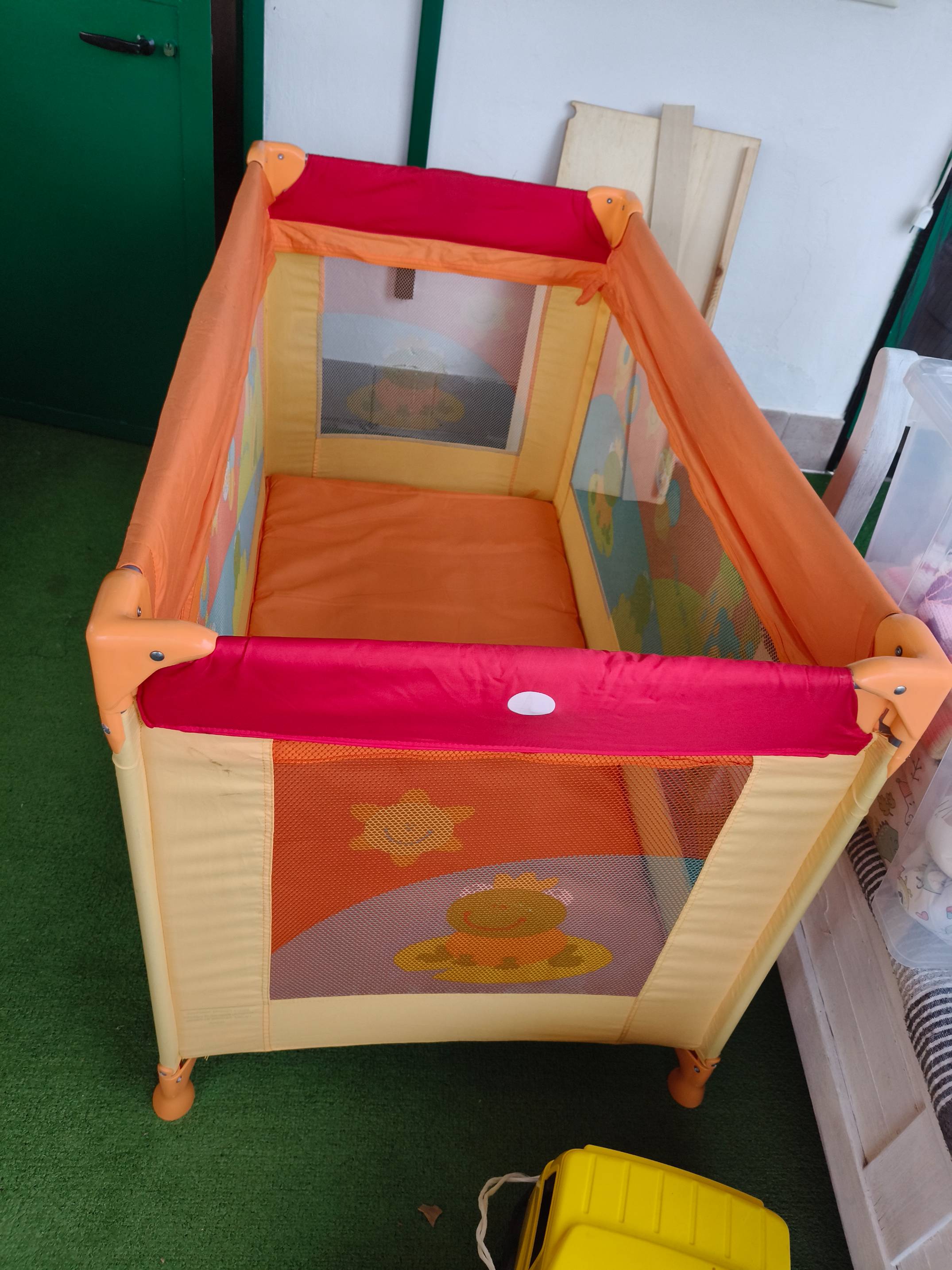 Travel cot 