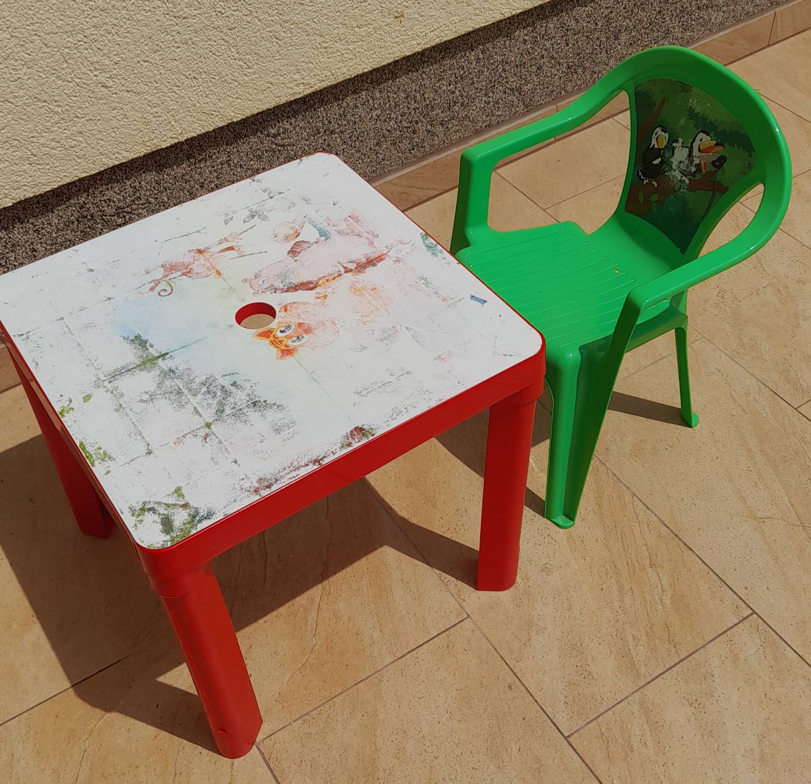 Table with chair green
